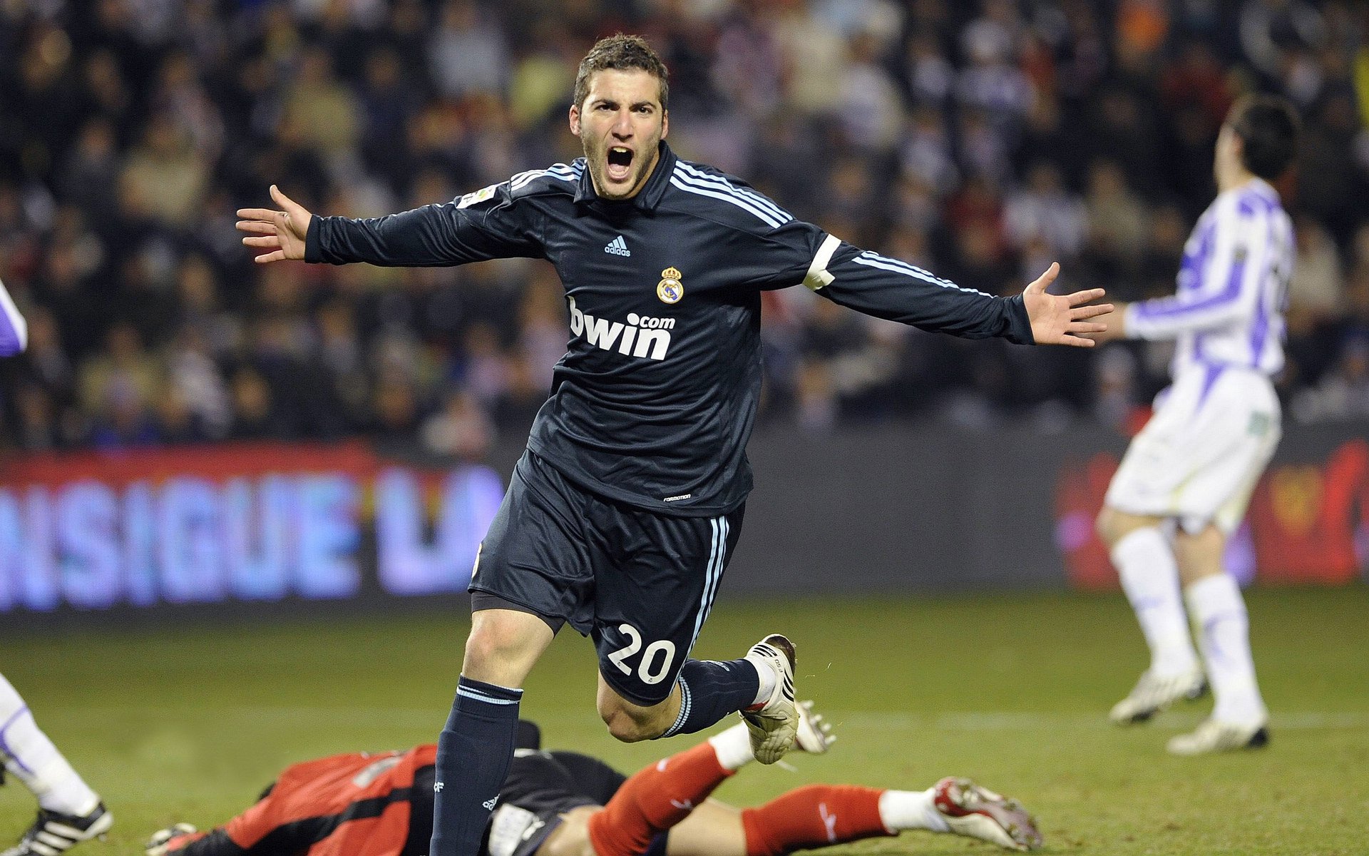 字母哥重返赛场，险胜首场状态出色，TES观众沸腾！比赛高潮迭起